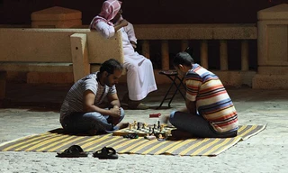 Hai người đàn ông đang chơi cờ ở Arab Saudi