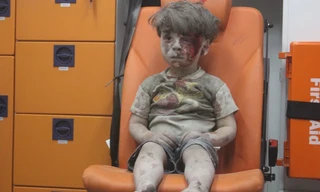 Em bé dính đầy máu và bụi đang là biểu tượng cho sự khốc liệt của cuộc chiến ở Syria.