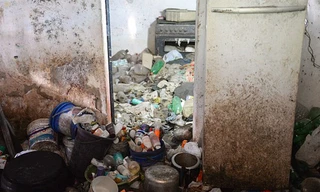 Ngôi nhà của một cư dân thị trấn Goiana ngập trong rác