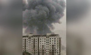 Cột khói đen bốc lên sau vụ tấn công