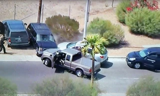 Ba chiếc xe của cảnh sát khóa chặt xe nghi phạm cướp ngân hàng.