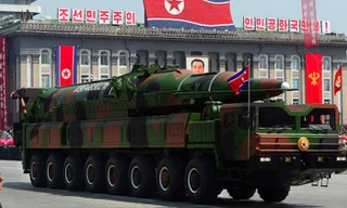 Tên lửa của quân đội Triều Tiên trong một cuộc duyệt binh.