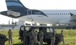 Lực lượng có vũ trang bao vây chiếc máy bay Libya bị không tặc kiểm soát ở sân bay Malta.