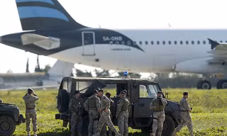 Lực lượng có vũ trang bao vây chiếc máy bay Libya bị không tặc kiểm soát ở sân bay Malta.