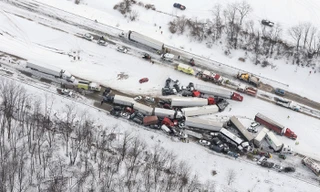 64 chiếc xe trong đó có nhiều xe container, xe rơ-mooc nằm la liệt trên đường cao tốc