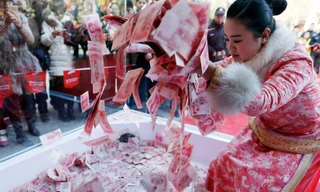 Nhân viên khu du lịch tung tiền cho du khách nhặt