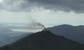 Chiếc trực thăng bốc cháy nhìn từ xa