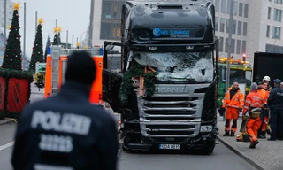 Chiếc xe tải tử thần khiến 12 người thiệt mạng, 48 người bị thương trong vụ tấn công chợ Giáng sinh ở Berlin, Đức ngày 19/12.