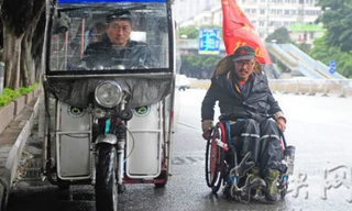 Anh Quan Peng đi xe lăn xuyên Trung Quốc