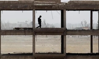 Mộ binh sỹ chính phủ Iraq kiểm tra một toà nhà ở ngoại ô Falluja, Iraq, nơi đang có giao tranh ác liệt giữa quân chính phủ và IS.