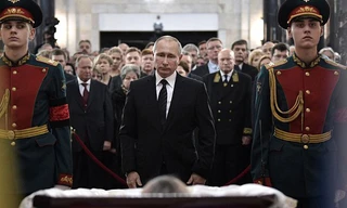 Tổng thống Nga Vladimir Putin trước linh cữu đại sứ Nga Andrei Karlov.