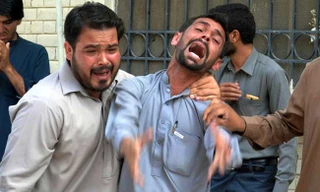 Người thân khóc thương các nạn nhân tử vong trong vụ đánh bom đẫm máu ở bệnh viện thành phố Quetta