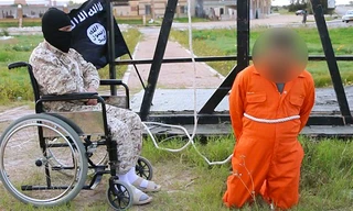 Đao phủ IS ngồi xe lăn hành quyết con tin