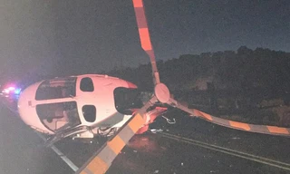 Chiếc trực thăng nằm trên đường sau khi bị chiếc ô tô đâm.