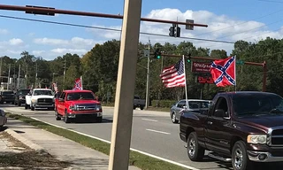 Hàng chục chiếc xe cắm cờ in tên ông Trump lượn khắp các điểm bỏ phiếu ở Florida vài giờ trước khi cuộc bầu cử chính thức bắt đầu