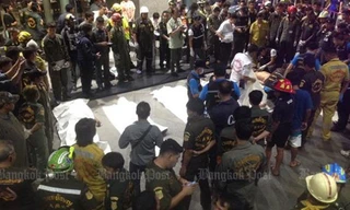 Thi thể các nạn nhân bên ngoài Ngân hàng Thương mại Siam. Ảnh. Bangkok Post