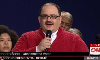 Anh Kenneth Bone khiến dân Mỹ chao đảo vì câu hỏi gửi đến hai ứng viên Tổng thống.