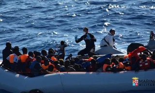 Một xuồng cao su chở đầy người tị nạn được lực lượng cứu hộ Ý giải cứu hôm 19/7.