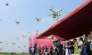 Các khách mời điều khiển máy bay không người lái