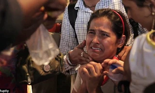 Một em gái mếu máo khóc khi phải nuốt cá sống