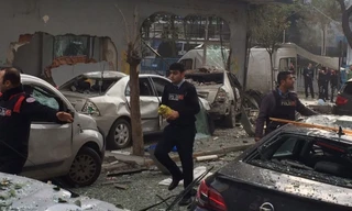 Hiện trường vụ đánh bom gần đồn cảnh sát ở Istanbul