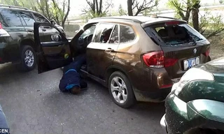 Một nghi phạm bị bắn chết trong xe BMW