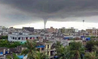 Cơn lốc xoáy khủng khiếp nhìn từ xa