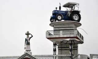 Bể nước hình ô tô trên nóc nhà dân ở Punjab, Ấn Độ