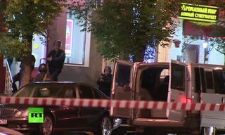 Bên ngoài ngân hàng nơi vụ bắt giữ con tin diễn ra ở Moscow, Nga