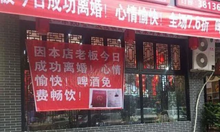 Tấm biển đỏ thông báo chương trình khuyến mại lạ lùng cùng bản photo giấy chứng nhận ly hôn của chủ nhà hàng