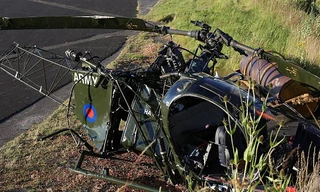 Xác chiếc trực thăng trên bãi cỏ