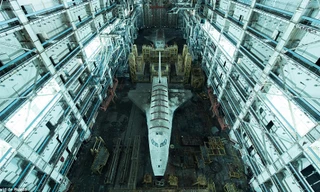 Những con tàu vũ trụ Buran Liên Xô nguyên mẫu nằm trong một khu bị bỏ hoang giữa sa mạc Kazakhstan từng là đỉnh cao về công nghệ của Liên Xô 