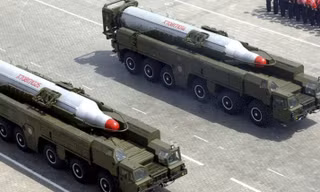 Tên lửa Triều Tiên được diễu qua quảng trường Kim Nhật Thành ở Bình Nhưỡng