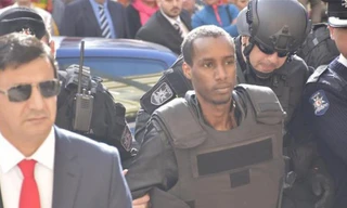 Một trong hai không tặc bị cảnh sát bắt giữ ngay sau khi ra khỏi máy bay