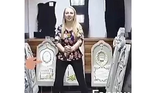 Anastasia Myakina bị sa thải vì chia sẻ video tập thể dục trong nhà tang lễ