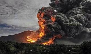 Cảnh núi lửa Sinabung phun trào nhìn từ xa