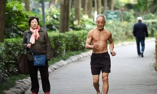 Cụ ông cởi trần tập thể dục giữa trời rét căm căm