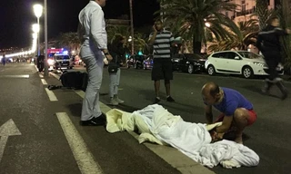 Theo các báo cáo, một chiếc xe tải đã điên cuồng đâm vào đám đông người dân đang xem pháo hoa nhân dịp kỷ niệm ngày Quốc khánh Pháp ở thành phố Nice. 