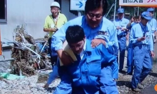 Thứ trưởng Bộ Tái thiết Nhật Bản Shunsuke Mutai bị chỉ trích vì để cấp dưỡi cõng khi đi qua vũng nước