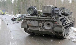 Chiếc xe tăng của NATO nghiền nát xe hơi khi đang trên đường đến địa điểm tập trận ở Na Uy.