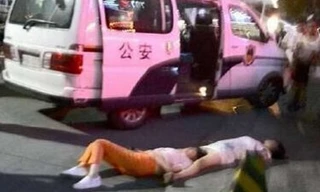 Hai người ngất xỉu trên đường vì cãi vã suốt 8 tiếng. Ảnh: SCMP.