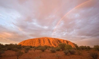Ngọn núi thiêng Uluru ở bắc Úc.