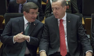 Thủ tướng Thổ Nhĩ Kỳ Ahmet Davutoglu (trái) và Tổng thống Recep Tayyip Erdogan 