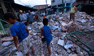 Đống đổ nát sau động đất ở Manta, Ecuador hôm 17/4