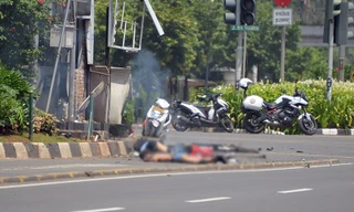 Thi thể nạn nhân nằm trên đường trong vụ khủng bố Jakarta