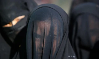 IS cho rằng phụ nữ phải che kín toàn bộ cơ thể, mặc quần ống rộng, đi tất, găng tay và phải có một người thân là nam giới đi cùng khi ra ngoài. 