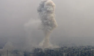Khói bốc lên từ khu vực bị phiến quân chiếm đóng ở Aleppo