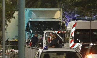 Chiếc xe tải lỗ chỗ vết đạn trong vụ khủng bố Nice