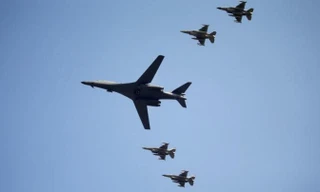 Một chiếc B-1 Lancer được các chiến đấu cơ hộ tống khi bay trên Osan, Hàn Quốc