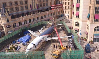 Chiếc máy bay tọa lạc giữa con phố thương mại đông đúc ở Vũ Hán, Hồ Bắc, Trung Quốc